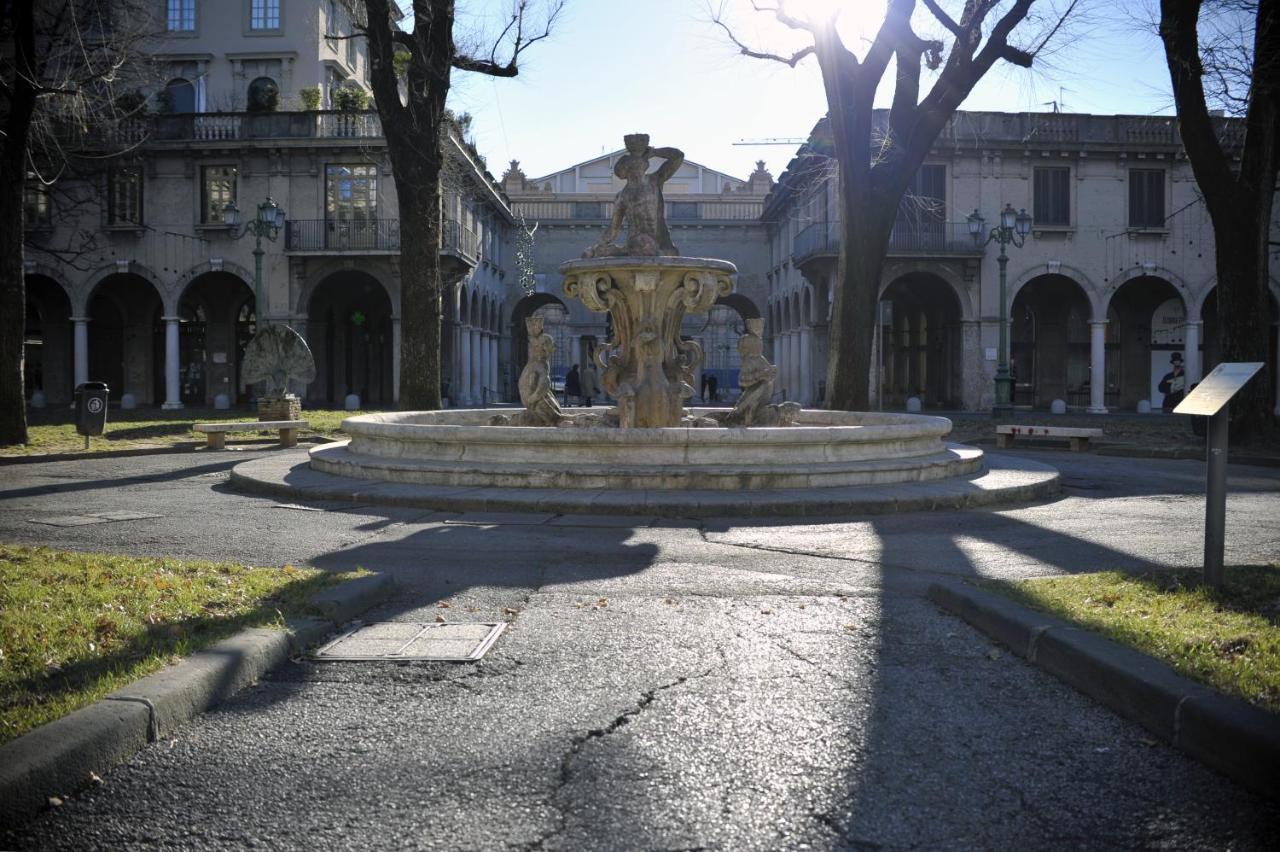 Bergamo Inn 15 Экстерьер фото The fountain of the Piazza del Mercato