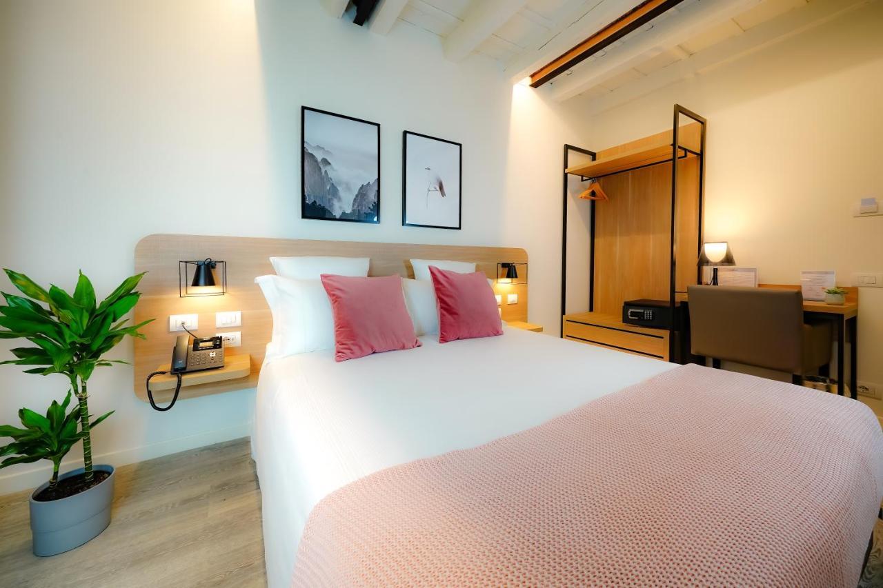Bergamo Inn 15 Экстерьер фото A room at the hotel