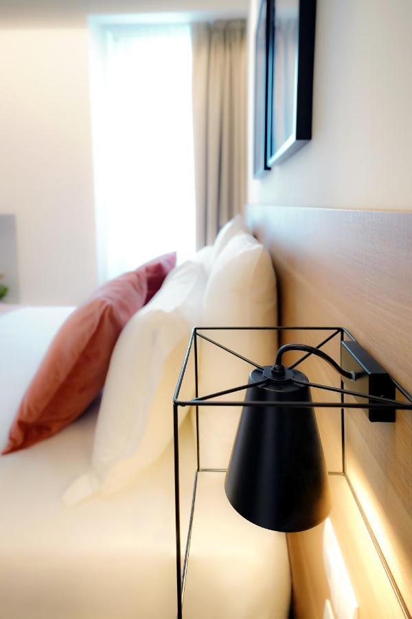 Bergamo Inn 15 Экстерьер фото A wall-mounted lamp