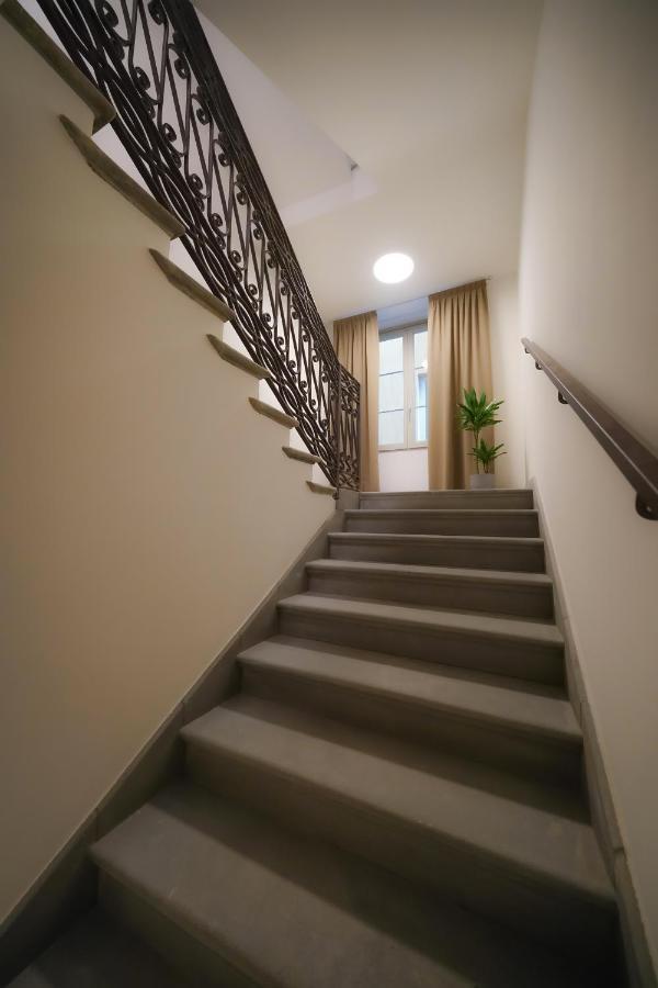 Bergamo Inn 15 Экстерьер фото Stairs