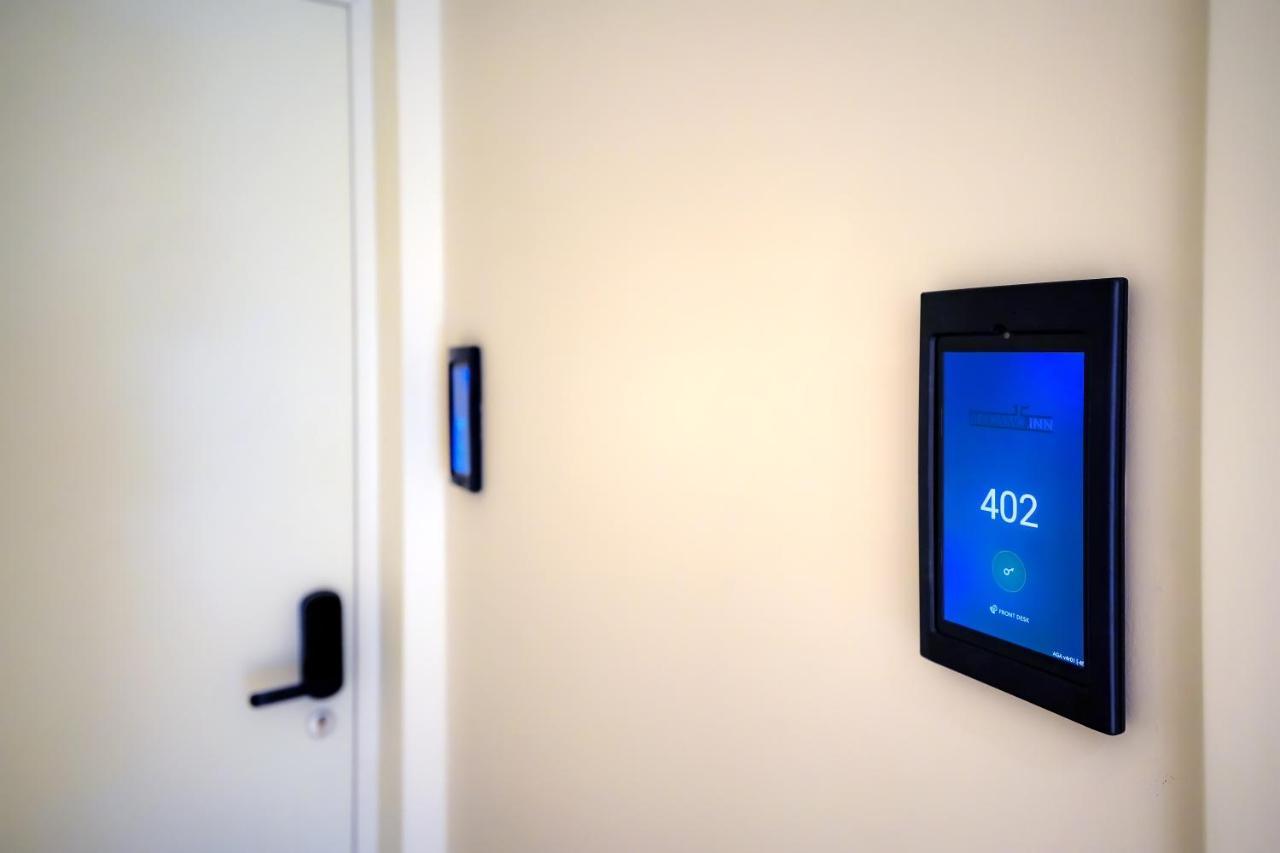Bergamo Inn 15 Экстерьер фото A Polycom HDX 8000