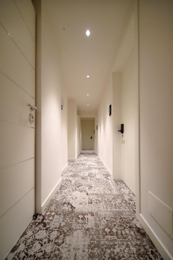 Bergamo Inn 15 Экстерьер фото A corridor in a hotel