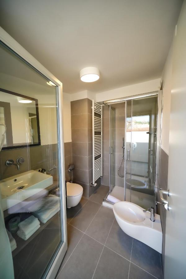 Bergamo Inn 15 Экстерьер фото A shower enclosure