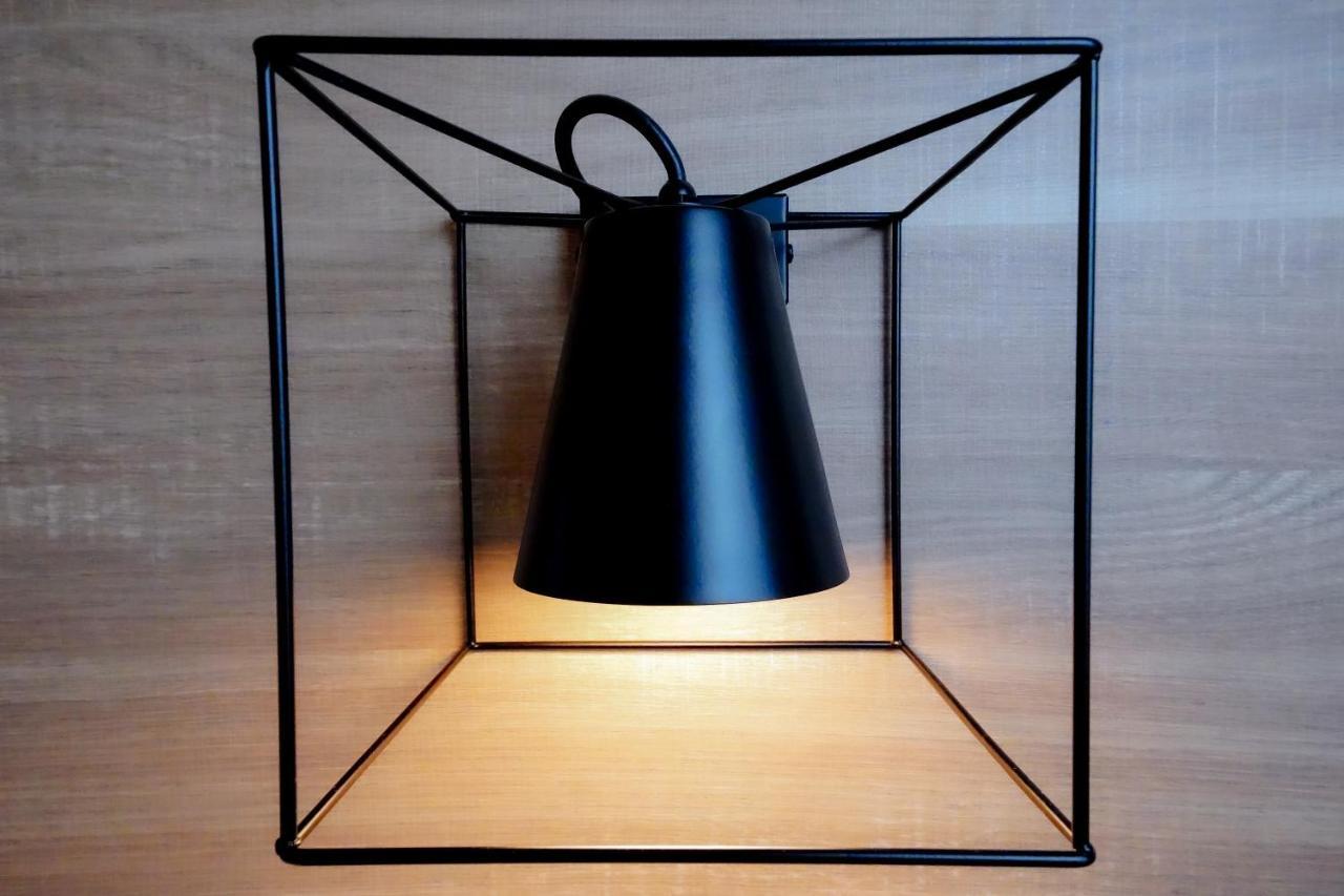 Bergamo Inn 15 Экстерьер фото A wall lamp
