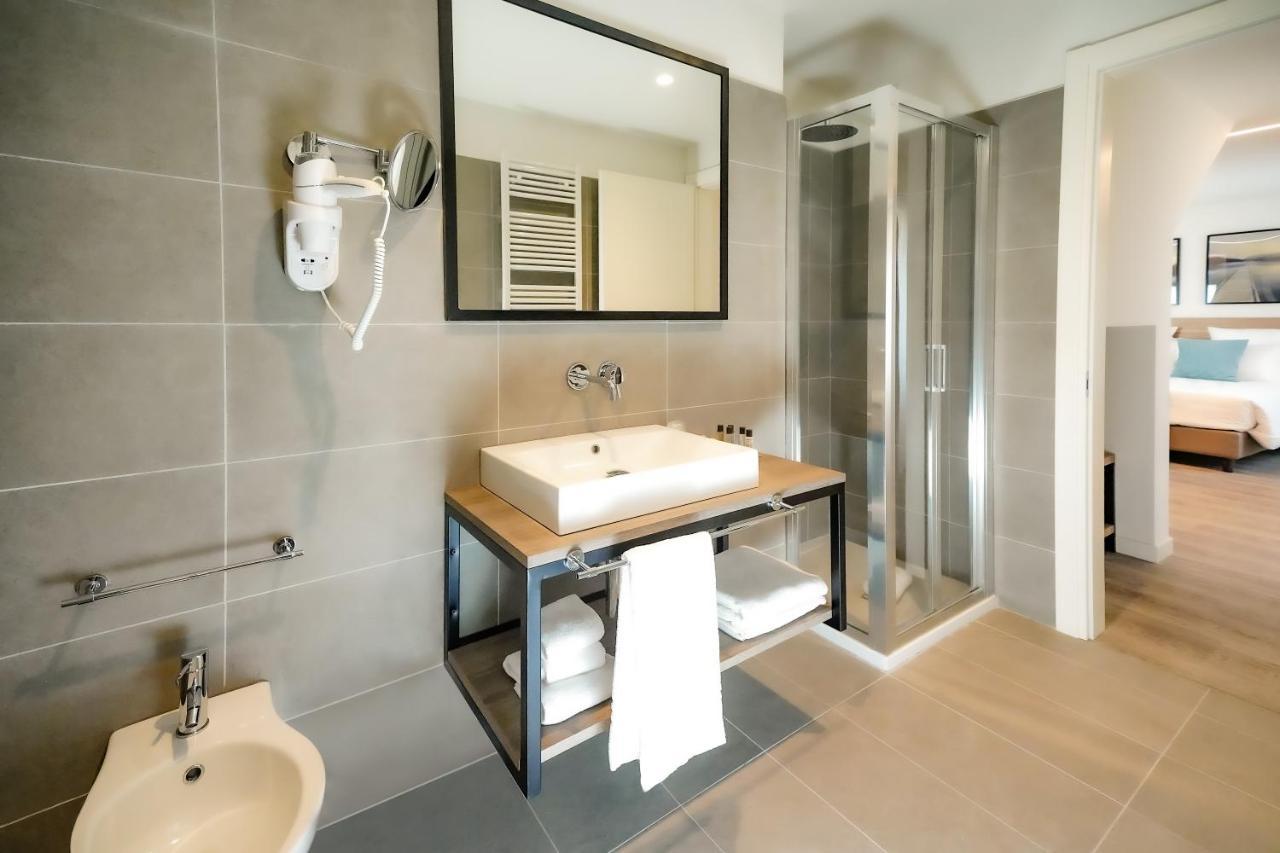 Bergamo Inn 15 Экстерьер фото Bathroom of a hotel room