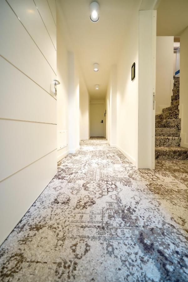 Bergamo Inn 15 Экстерьер фото A granite floor