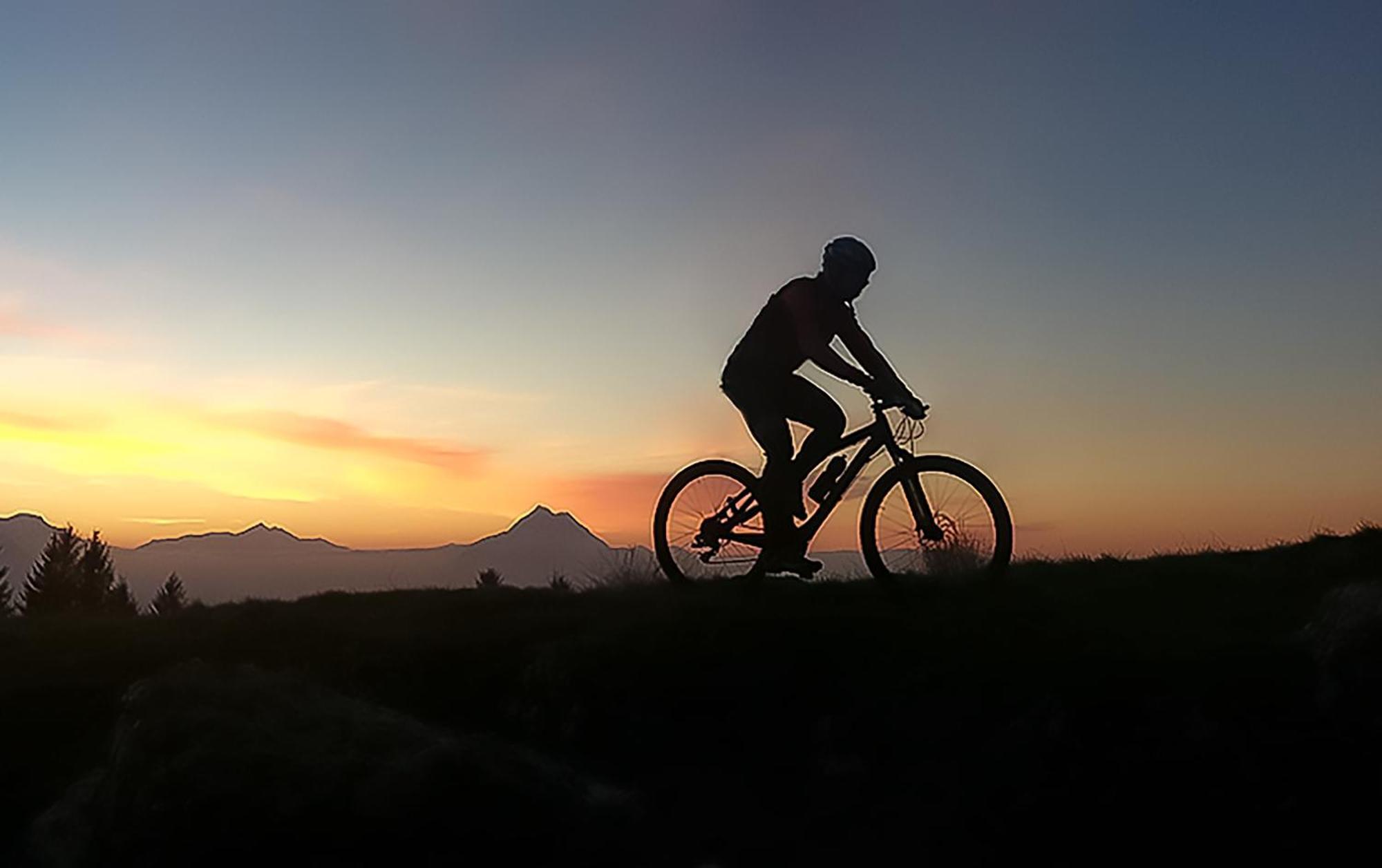 Bergamo Inn 15 Экстерьер фото Mountain biking at sunset